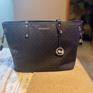 MK pretty much new purse! No flaws.